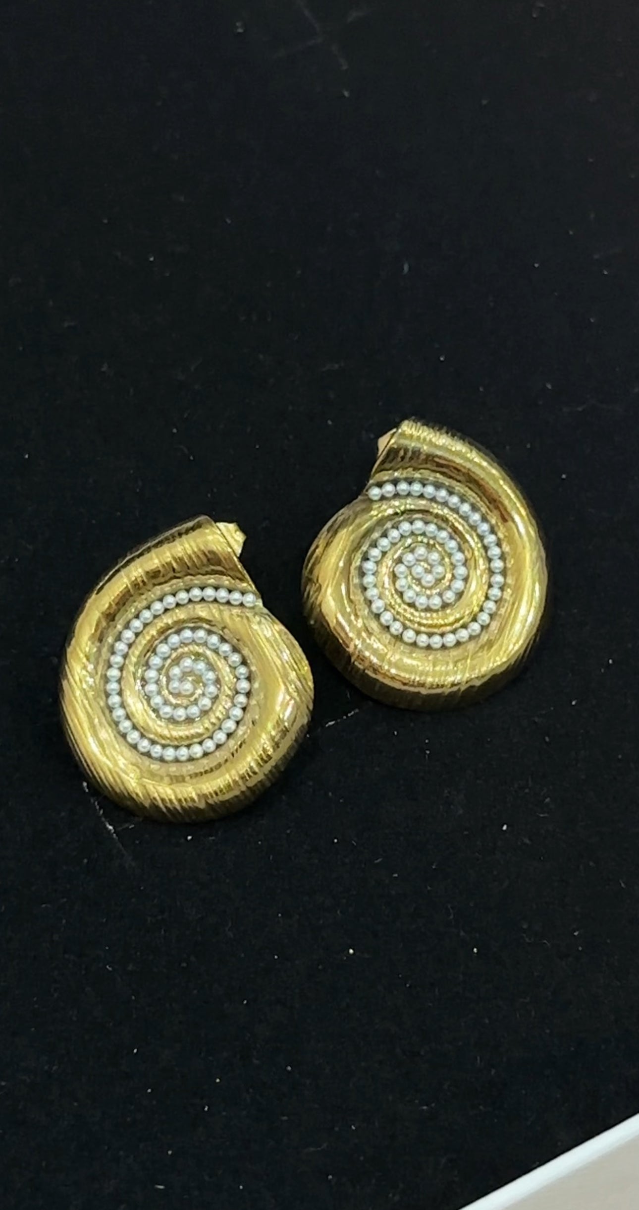 Swirl Studs