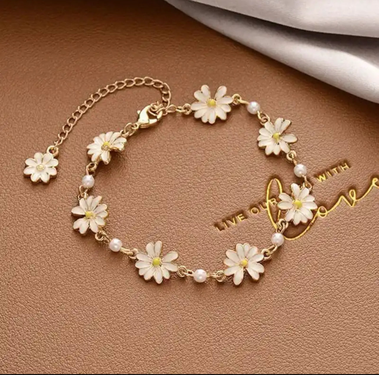 Minimal daisy bracelet
