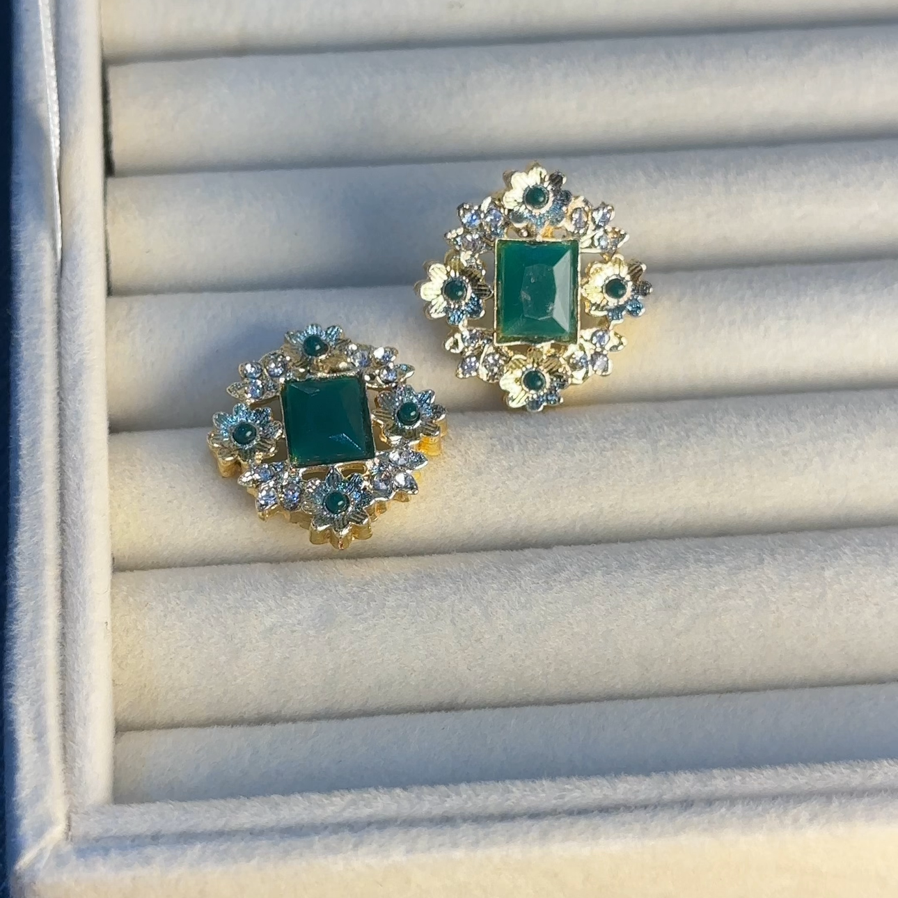 Zariye Studs