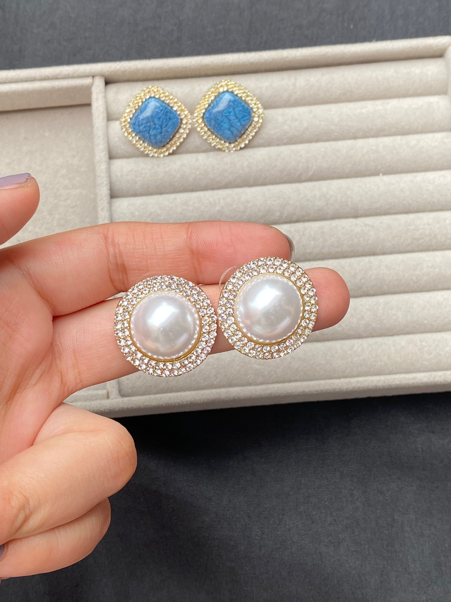 Pearl round Studs
